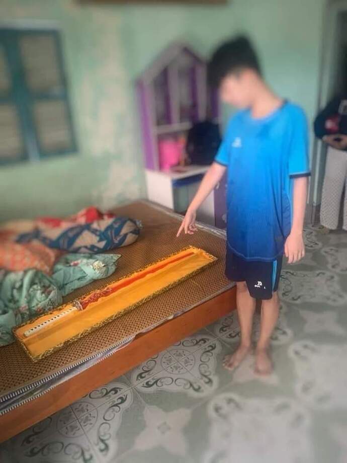 Đối tượng Trần Đăng Phát cùng tang vật.