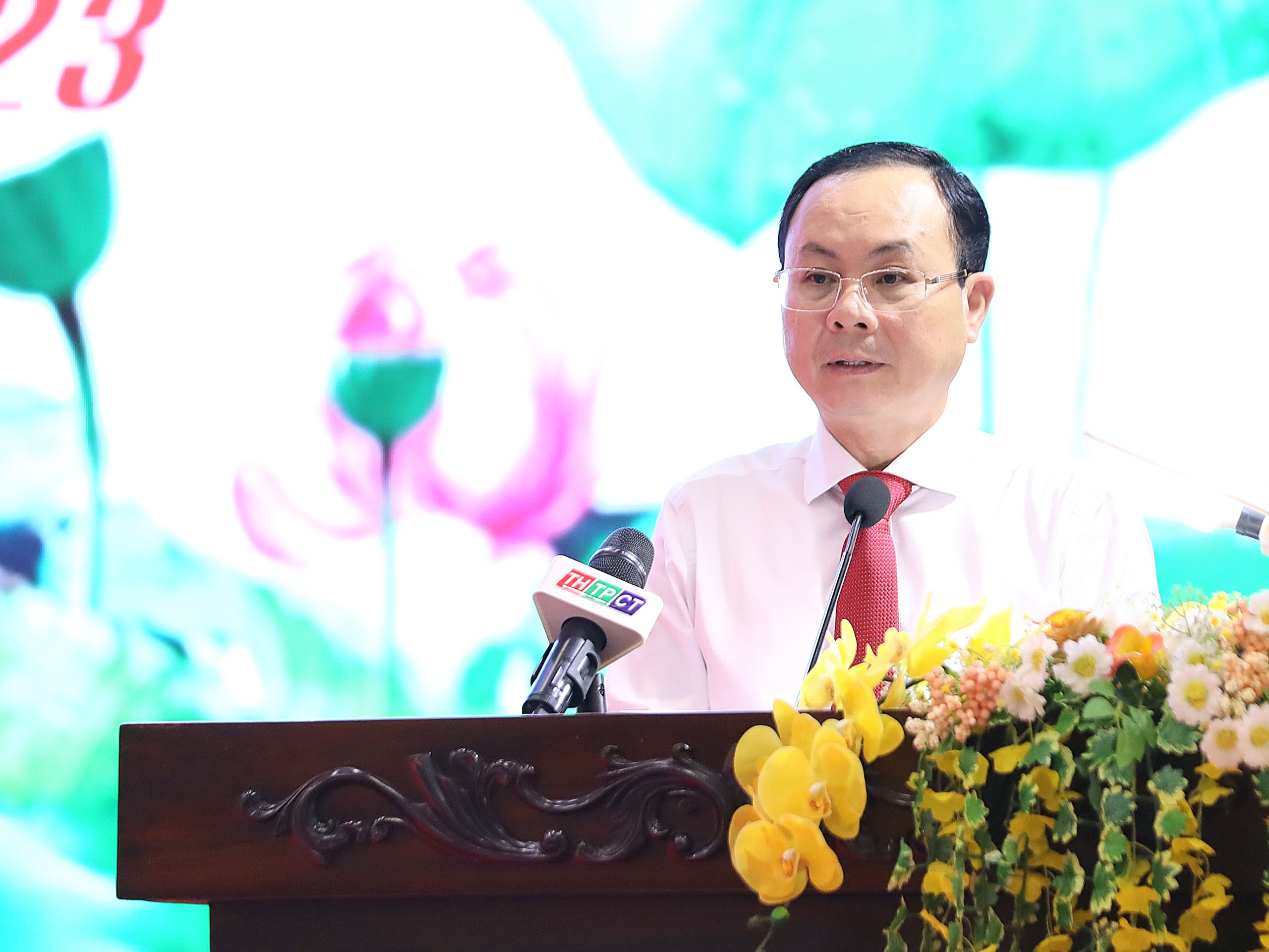 Ông Nguyễn Văn Hiếu - Ủy viên dự khuyết BCH Trung ương Đảng, Bí thư Thành ủy Cần Thơ phát biểu chào mừng tại buổi họp mặt.