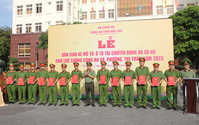 Đại tá Trương Công Dũng - Phó Giám đốc Công an tỉnh Bạc Liêu trao Quyết định cấp phương tiện cho Công an các xã, phường, thị trấn.