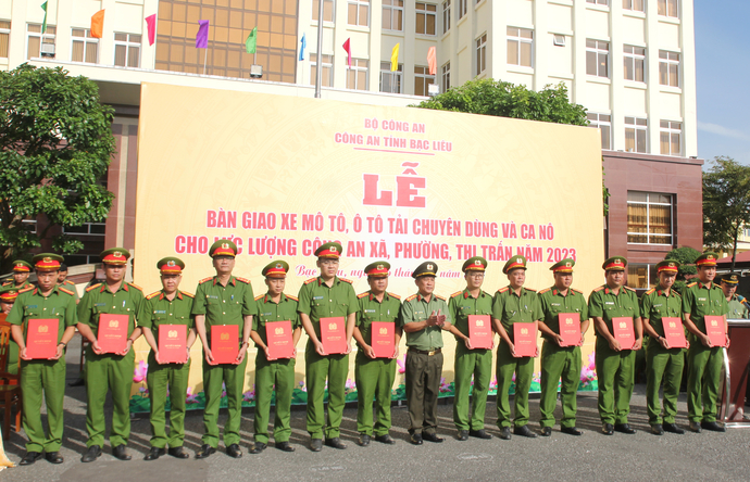 Đại tá Lê Thanh Hùng - Phó Giám đốc Công an tỉnh Bạc Liêu trao Quyết định cấp phương tiện Công an các xã, phường, thị trấn.