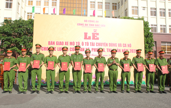 Đại tá Bùi Xuân Khởi - Phó Giám đốc Công an tỉnh Bạc Liêu trao Quyết định cấp phương tiện Công an các xã, phường, thị trấn.