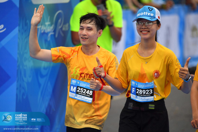 Anh Hữu Cảnh chinh phục cự ly 21km tại giải Can Tho Marathon - Heritage Race 2023 cùng người dẫn đường Lê Thị Cẩm Đang (CLB Chạy bộ Cà Mau - CMRC)