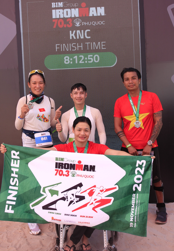 Hành trình bứt phá tại giải BIM Group IRONMAN 70.3 Phú Quốc 2023 với ba môn phối hợp bơi - đạp - chạy của anh Hữu Cảnh, người dẫn đường Việt Mỹ và hai đồng đội khuyết tật.