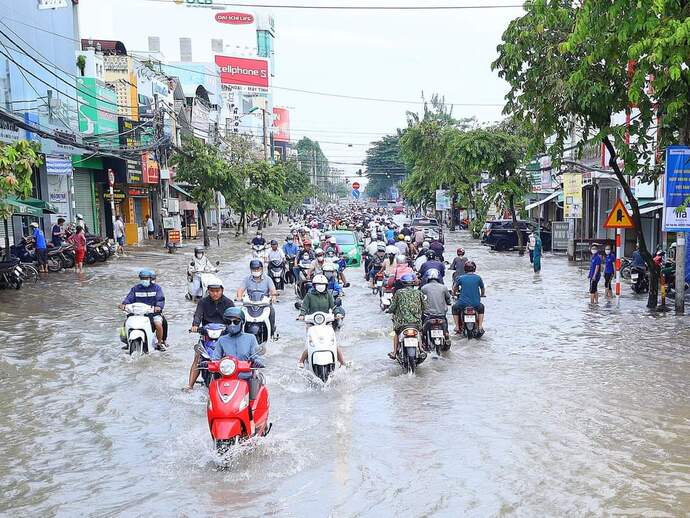 Quốc lộ 91 (đoạn từ Km0 - Km7) đoạn đường Cách mạng tháng 8 thường xuyên bị ngập sâu do triều cường và kẹt xe do lưu lượng phương tiện đông.