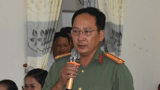 Ông Nguyễn Minh Tế, Phó trưởng Công an huyện Cái Nước trả lời câu hỏi cử tri.