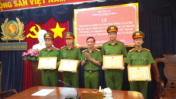 Đại tá Phạm Minh Lũy – Phó Giám đốc Công an tỉnh Cà Mau tặng bằng khen cho cá nhân và tập thể hoàn thành xuất sắc trong khám phá nhanh vụ án giết người ở huyện Cái Nước. (Ảnh: Công an tỉnh cung cấp)