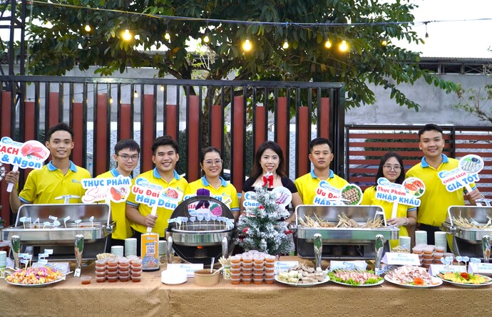 Với đội ngũ nhân viên chuyên nghiệp, tận tình, Thuận Tường Food đảm bảo mang đến cho khách hàng những bữa ăn tươi ngon, chất lượng với giá cả phải chăng.
