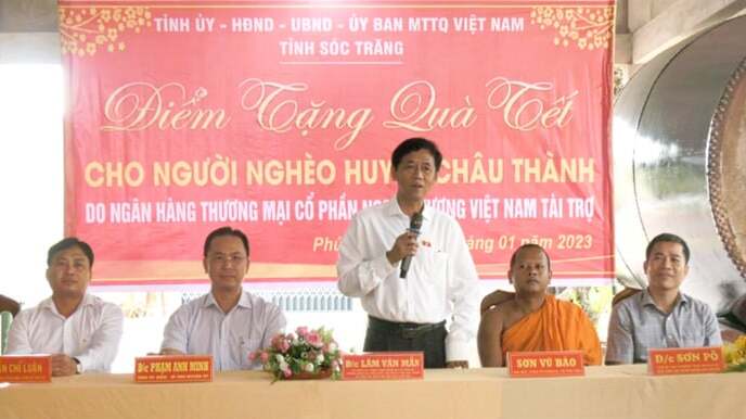 Ông Lâm Văn Mẫn, Bí thư Tỉnh ủy Sóc Trăng cùng các đại biểu tại Điểm tặng quà Tết cho người nghèo huyện Châu Thành vào tháng 1 năm 2023.