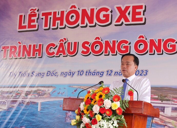 Ông Huỳnh Quốc Việt - Ủy viên dự khuyết BCH TW Đảng, Phó Bí thư Tỉnh ủy, Chủ tịch UBND tỉnh Cà Mau, phát biểu tại lễ thông xe công trình cầu sông Ông Đốc.