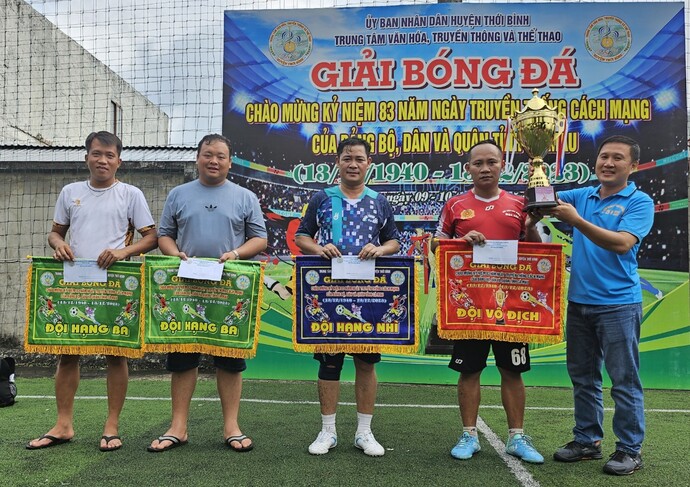 Ông Liêu Hỏn - Phó Giám đốc Trung tâm Văn hóa, Truyền thông và Thể thao huyện Thới Bình, trao giải nhất, nhì, ba cho các đội.
