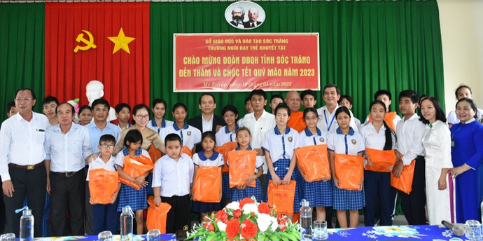 Đoàn Đại biểu Quốc hội tỉnh Sóc Trăng đến thăm và chúc Tết 2023 tại Trường nuôi dạy trẻ khuyết tật.