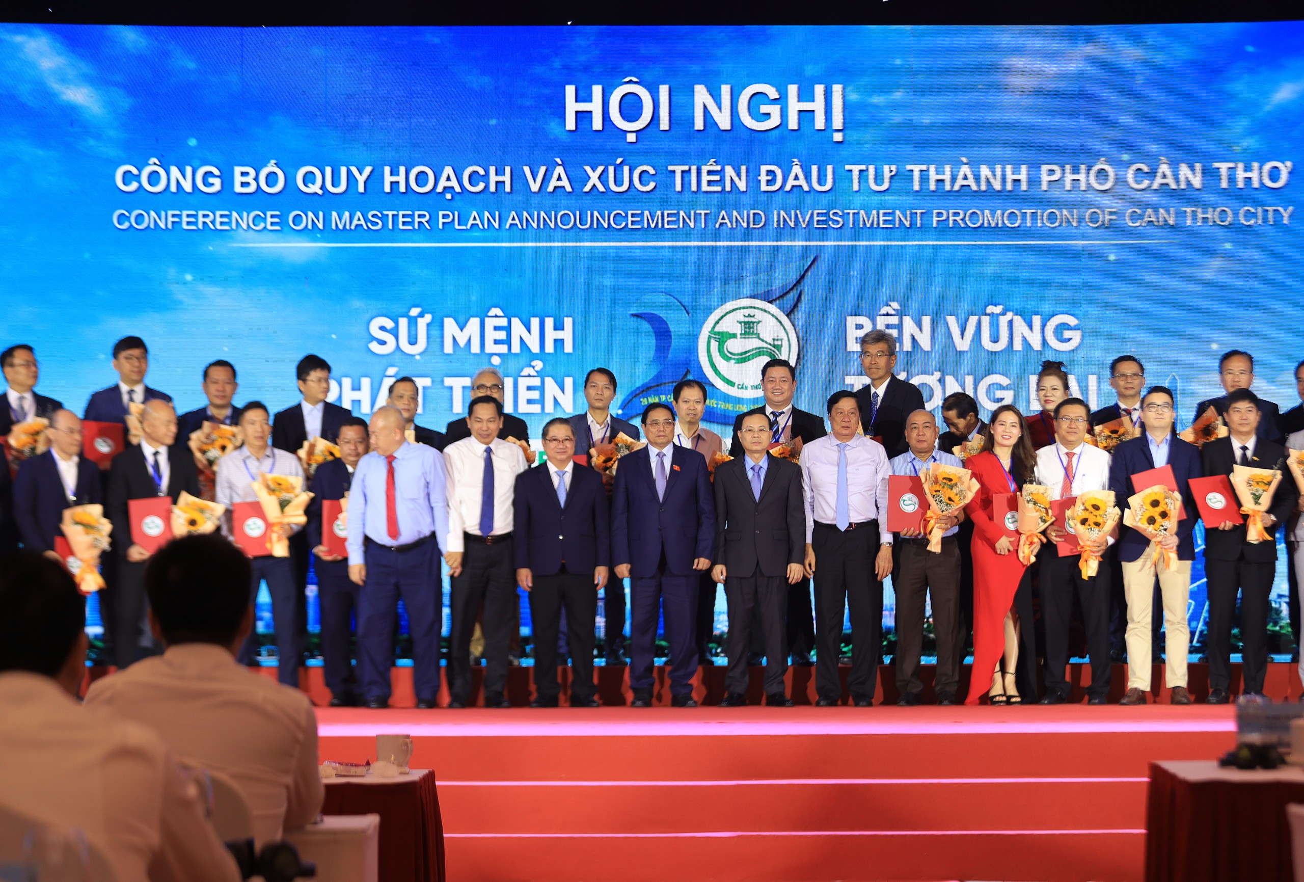 Thủ tướng Chính phủ Phạm Minh Chính chụp hình lưu niệm cùng lãnh đạo TP. Cần Thơ và các nhà đầu tư trong các lĩnh vực.