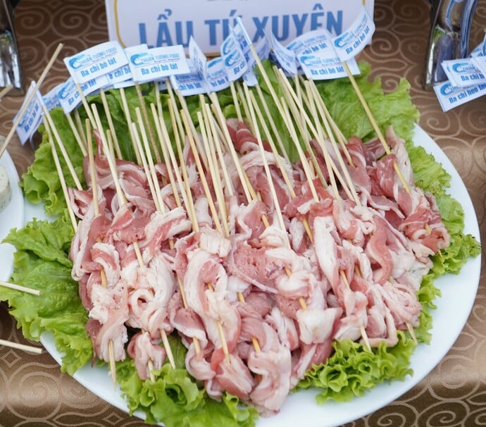 Các sản phẩm của Thuận Tường Food: viên surimi, ba chỉ bò, ba chỉ heo, bò cuộn mỡ chày,...