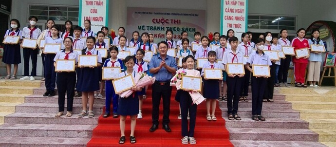 Ông Nguyễn Thanh Bình - Giám đốc Thư viện tỉnh Cà Mau trao giải thưởng cho 2 thí sinh đạt giải Nhất.
