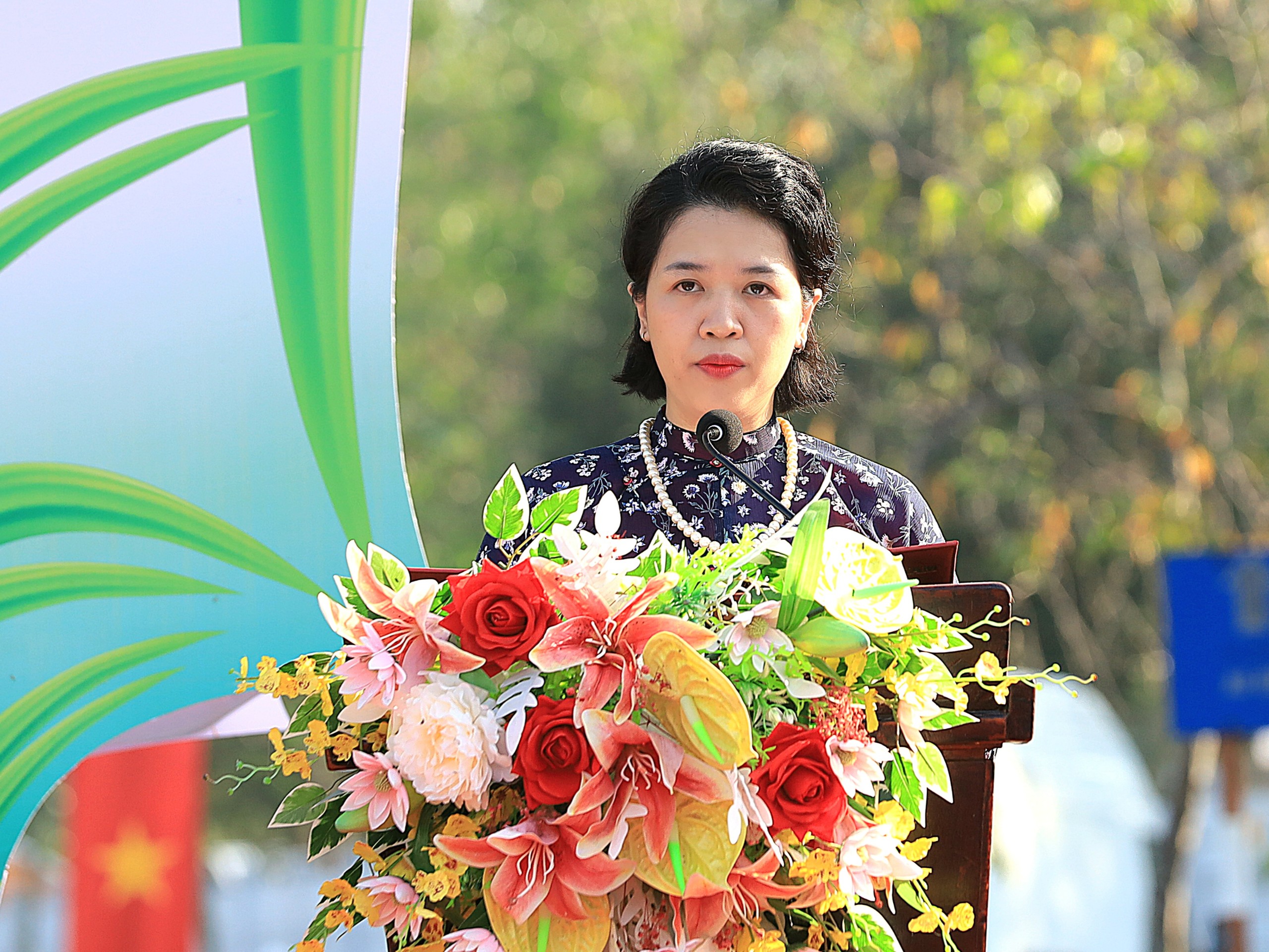 Bà Võ Lưu Lan Uyên – Phó tổng thư ký Tổ chức Kỷ lục Việt Nam công bố quyết định xác lập 2 Kỷ lục Việt Nam.