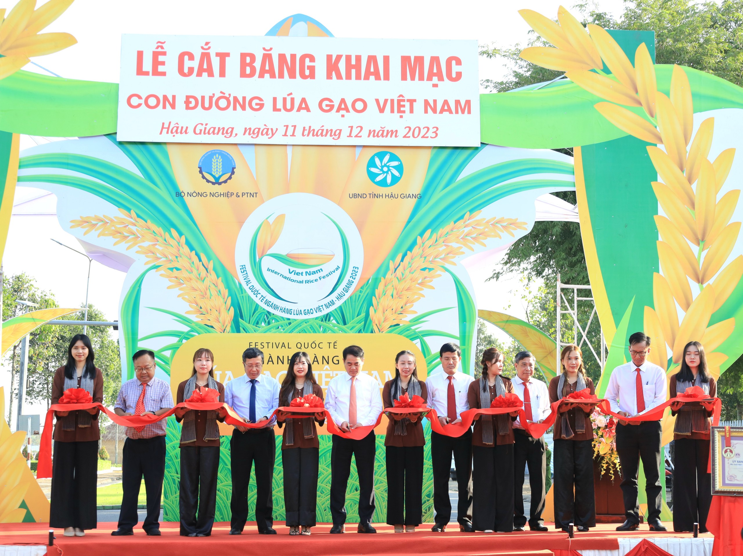 Các đại biểu thực hiện nghi thức cắt băng khai mạc Con đường Lúa gạo Việt Nam.