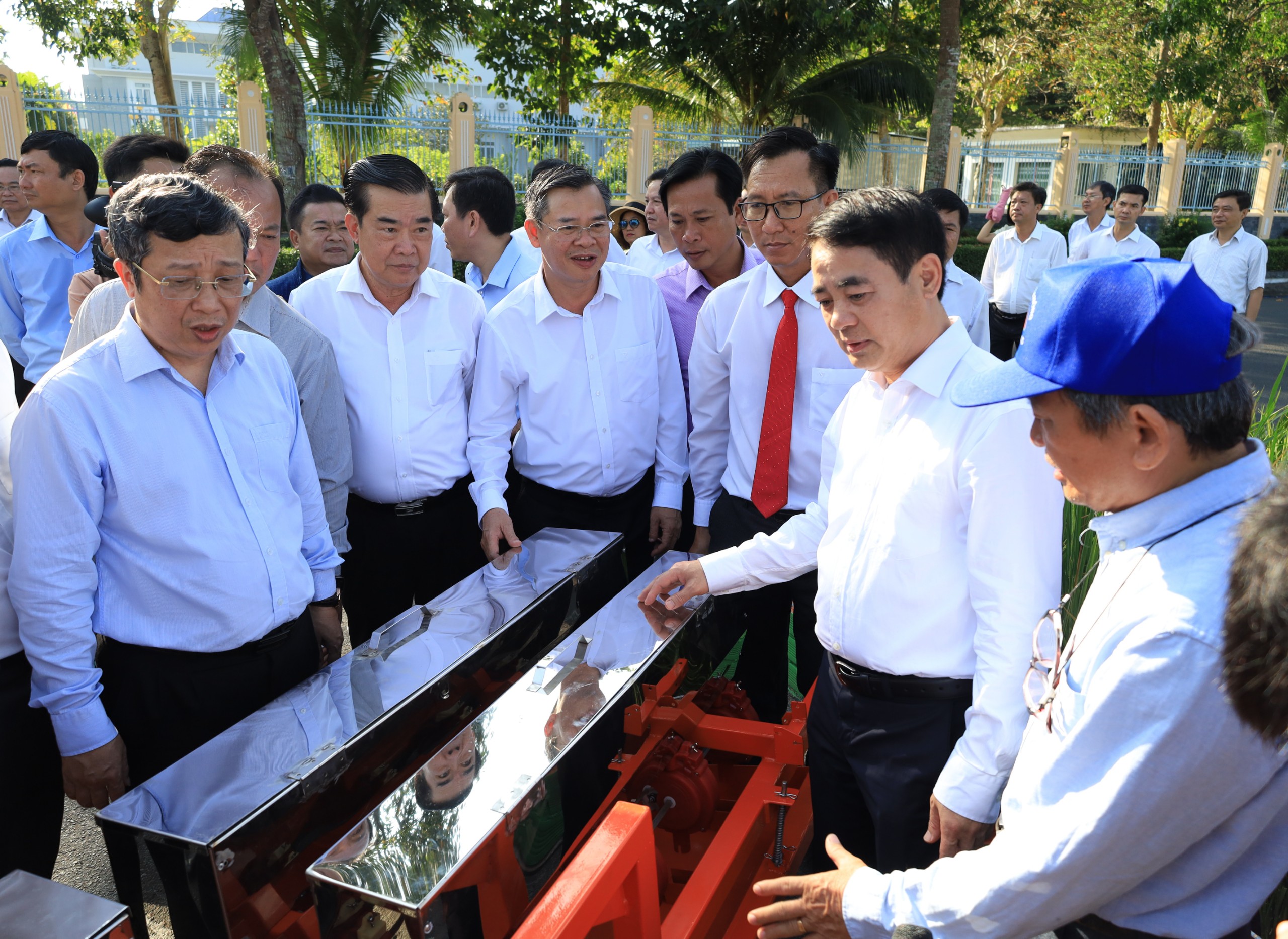 Đại diện lãnh đạo Bộ NN-PTNN cùng lãnh đạo tỉnh Hậu Giang tham quan thiết bị máy móc trưng bày tại Con đường Lúa Gạo Việt Nam.