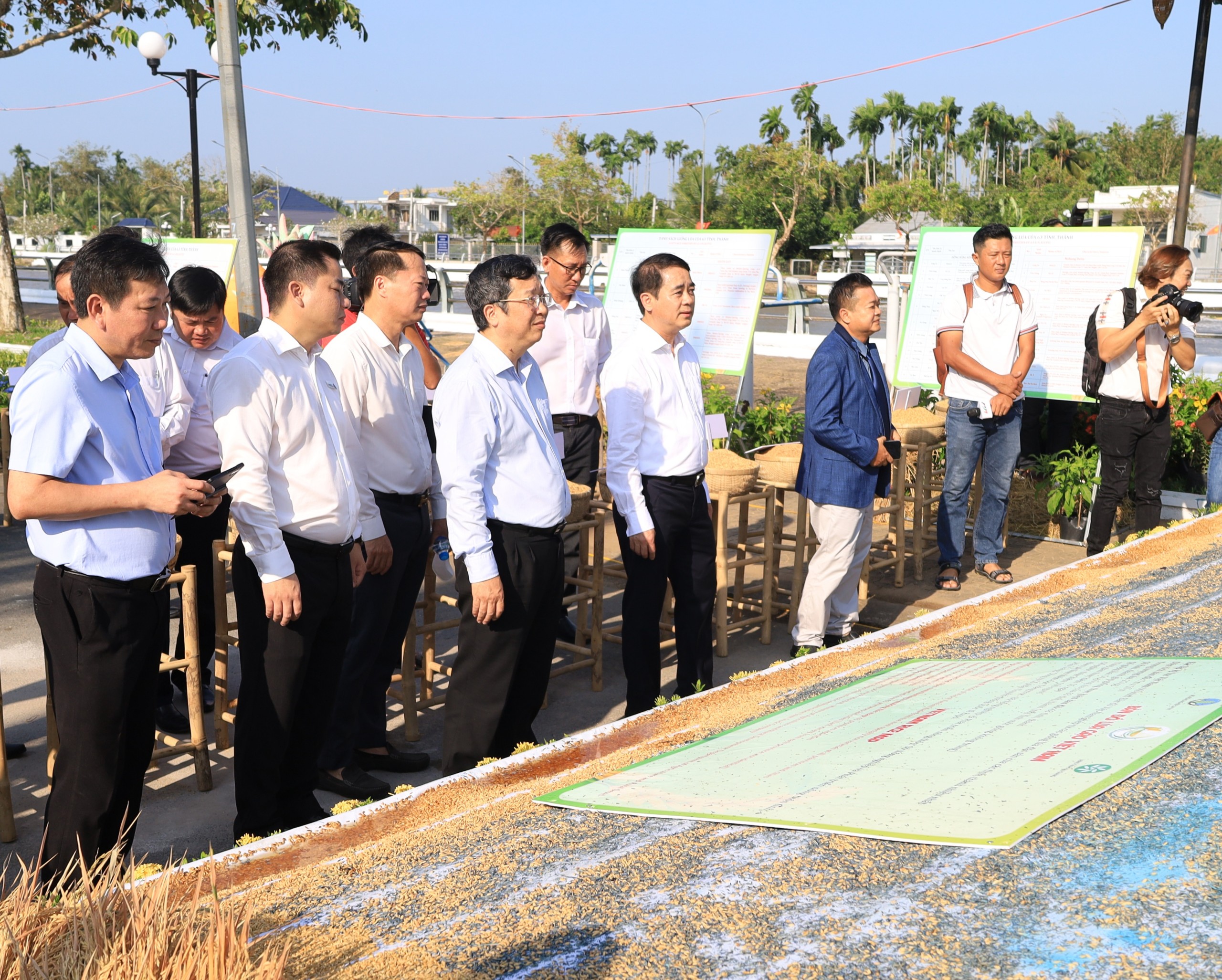 Đại diện lãnh đạo Bộ NN-PTNN cùng lãnh đạo tỉnh Hậu Giang tham quan mô hình Bản đồ Việt Nam ghép từ nhiều giống lúa đặc sản của các tỉnh, thành.