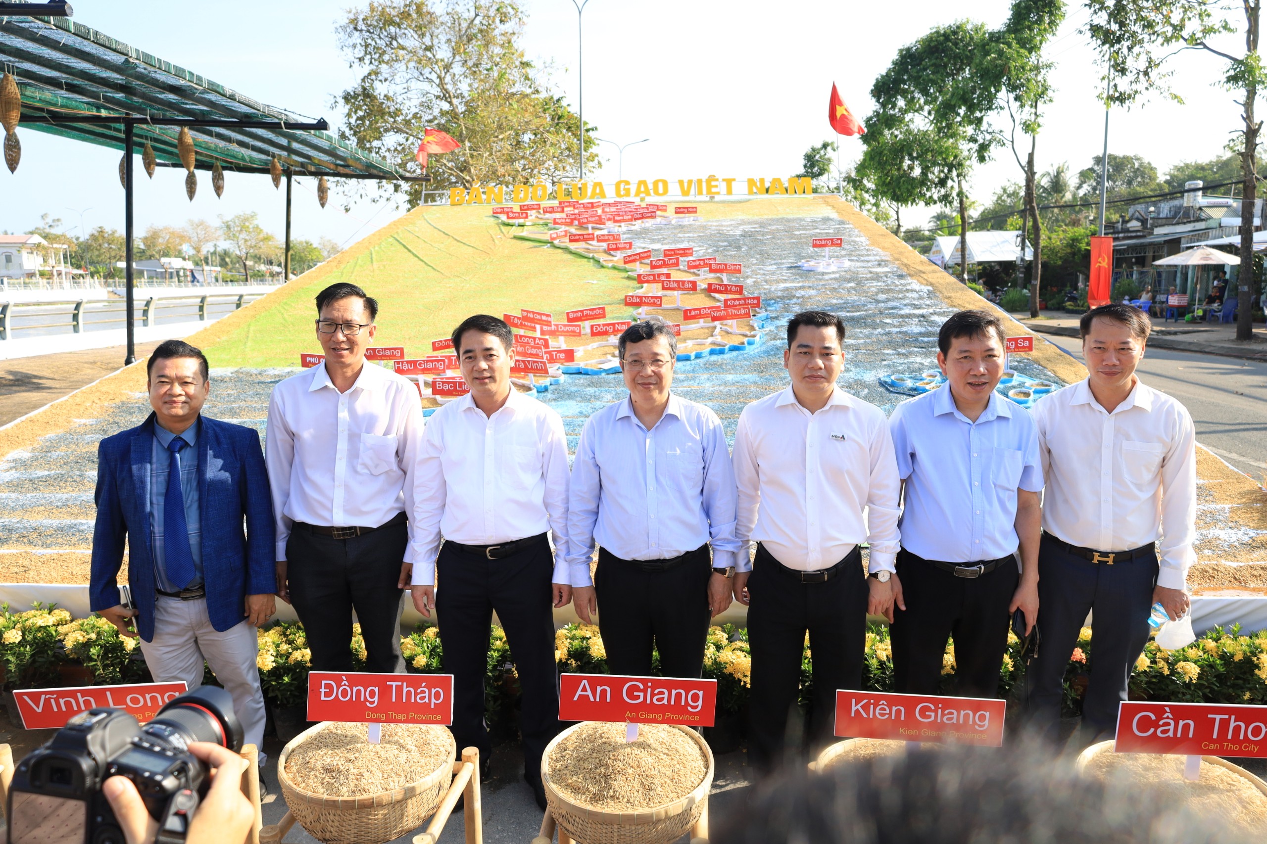 Đại diện lãnh đạo Bộ NN-PTNN cùng lãnh đạo tỉnh Hậu Giang chụp hình lưu niệm tại mô hình Bản đồ Việt Nam ghép từ nhiều giống lúa đặc sản của các tỉnh, thành.