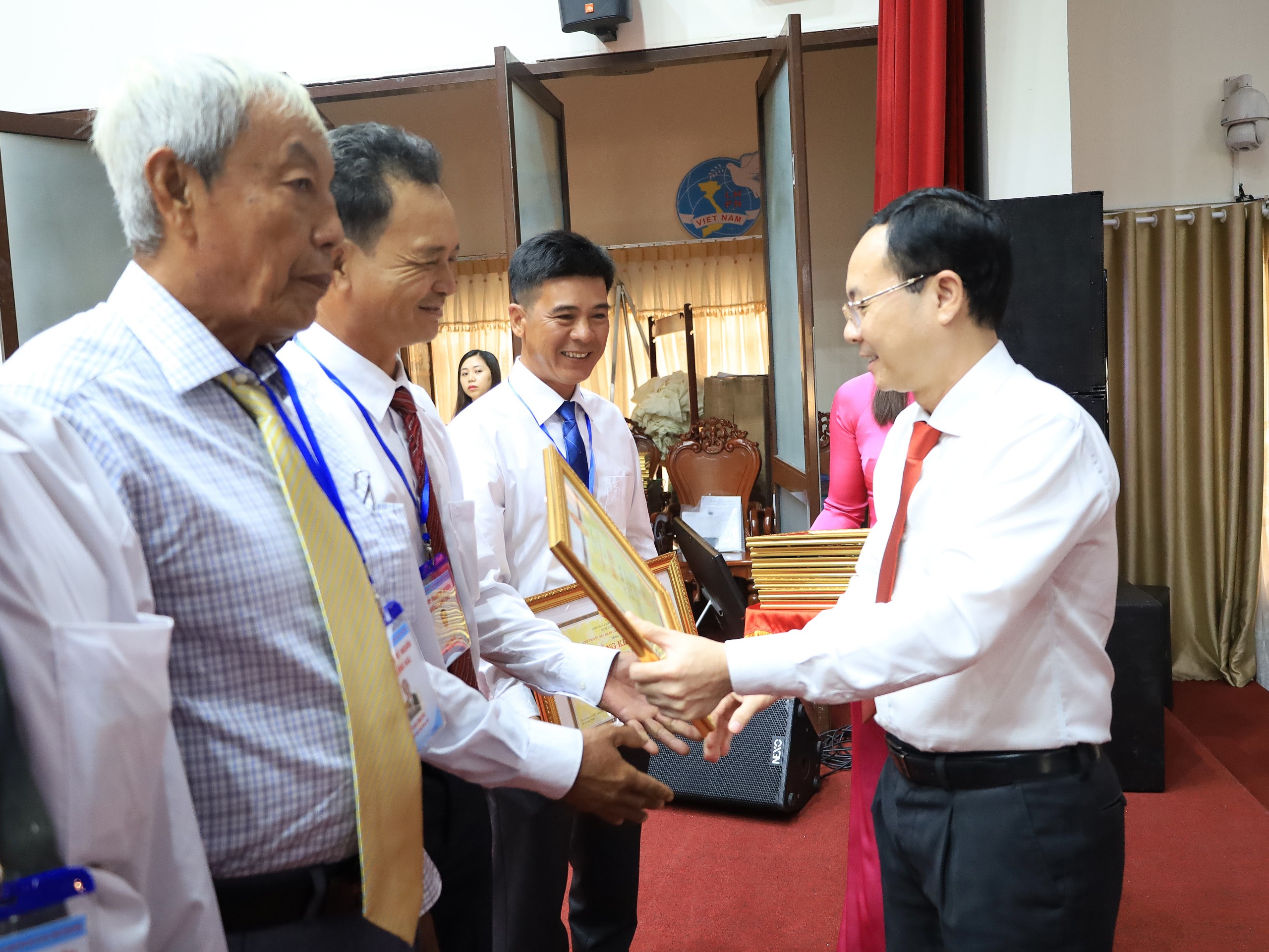 Ông Nguyễn Văn Hiếu - Ủy viên dự khuyết BCH Trung ương Đảng, Bí thư Thành ủy Cần Thơ trao tặng bằng khen cho các gương điển hình.