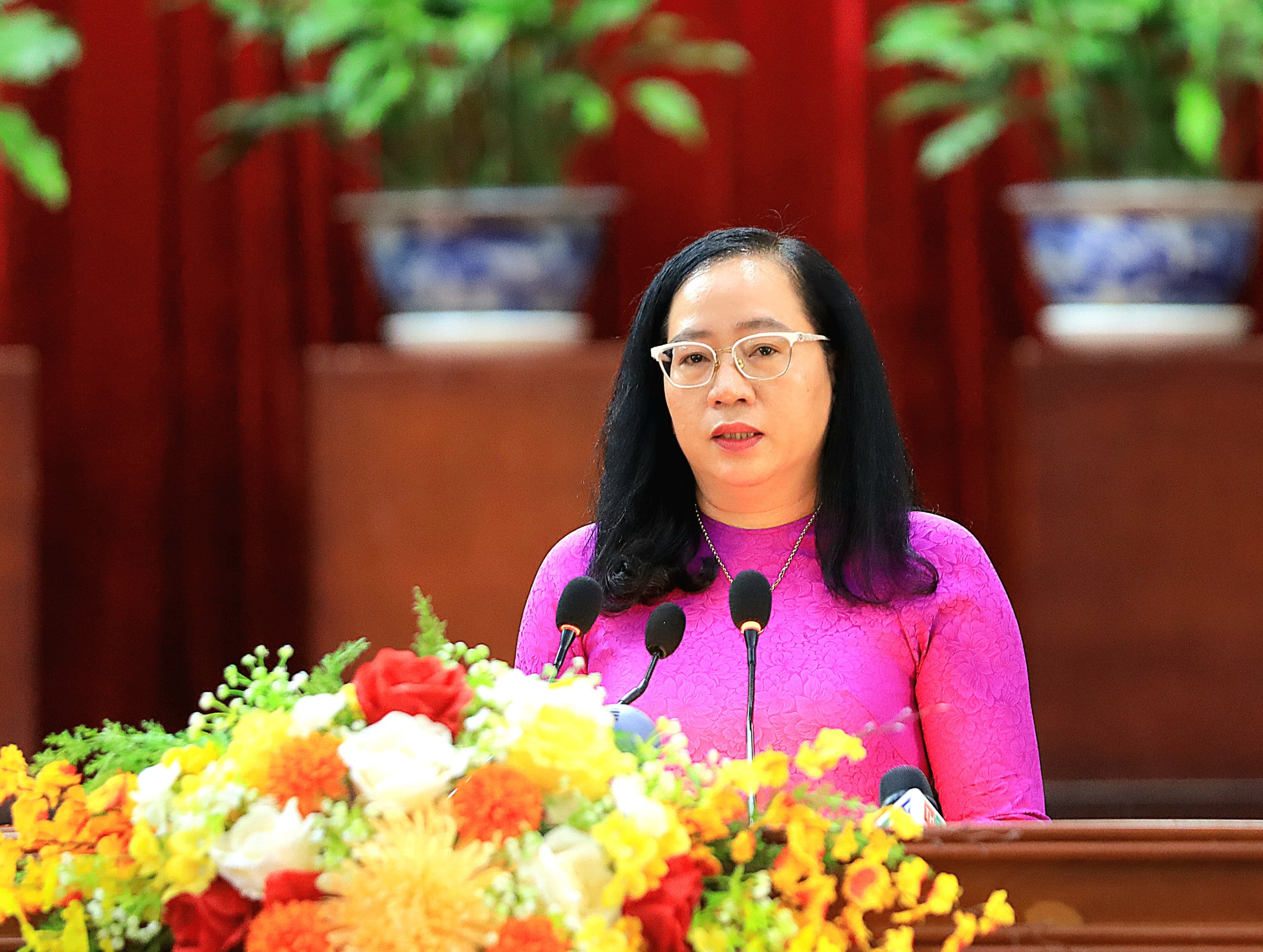 Bà Nguyễn Thúy Hằng - Phó Chủ tịch Ủy ban MTTQ Việt Nam TP. Cần Thơ báo cáo kết quả thực hiện phong trào thi đua trong các tầng lớp nhân dân.