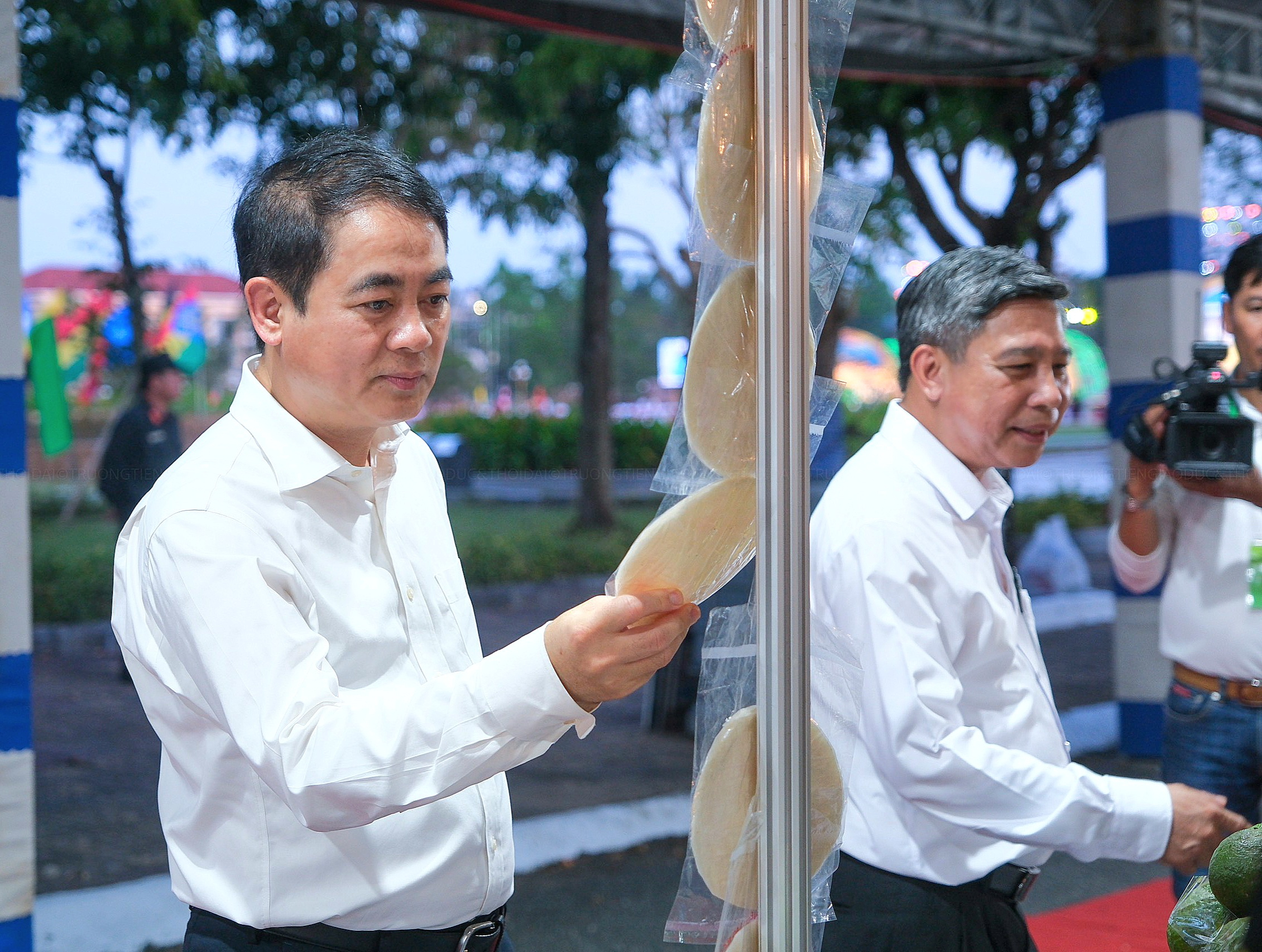 Ông Nghiêm Xuân Thành - Ủy viên BCH Trung ương Đảng, Bí thư Tỉnh ủy Hậu Giang tham quan khu vực trưng bày các sản phẩm OCOP của các địa phương.