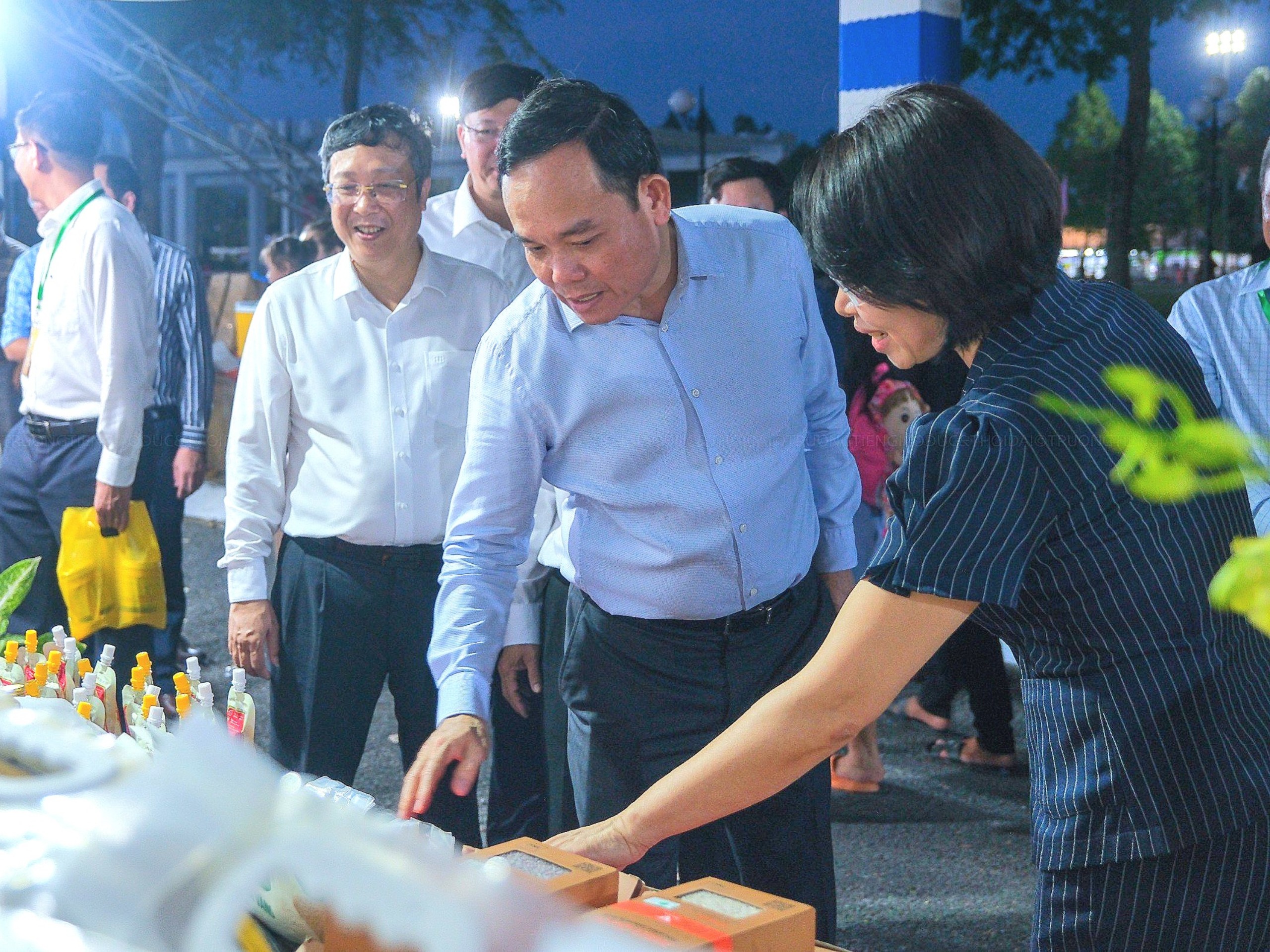 Phó Thủ tướng Trần Lưu Quang tham quan khu vực trưng bày các sản phẩm OCOP của các địa phương.