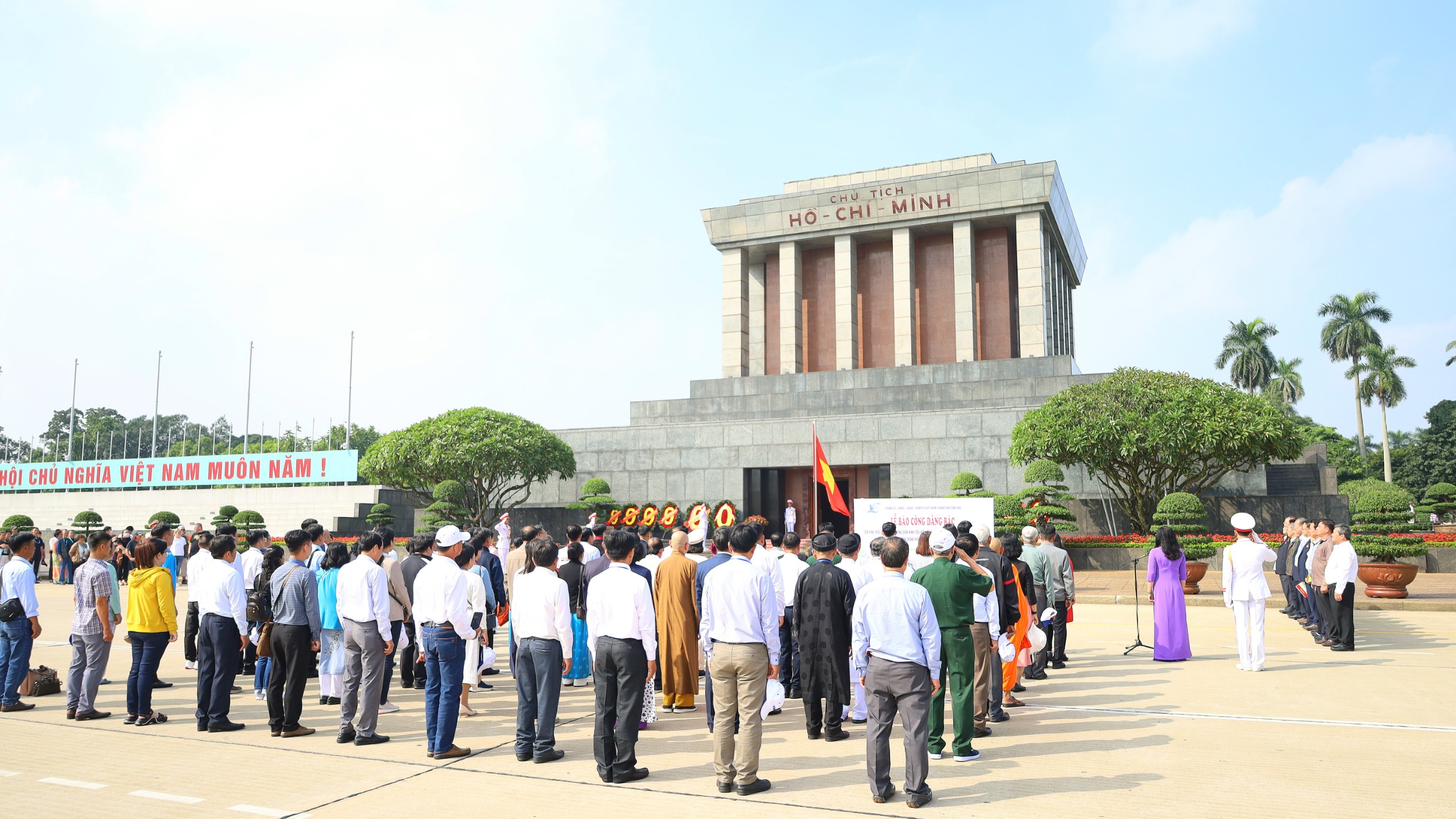 Lễ báo công dâng Bác được tổ chức trang nghiêm trước Lăng Chủ tịch Hồ Chí Minh.