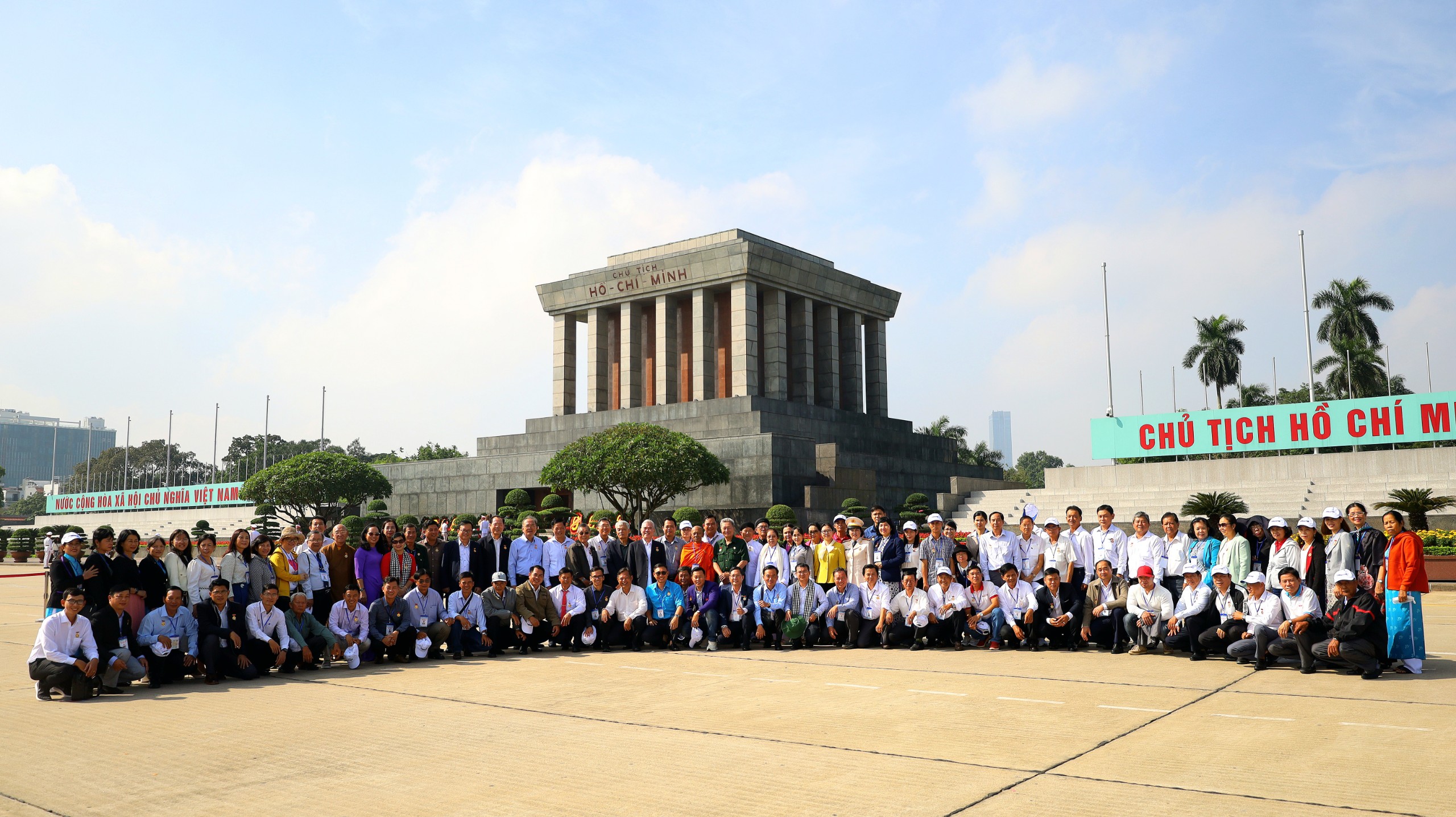 Đoàn đại biểu điển hình tiêu biểu có nhiều đóng góp trong quá trình xây dựng và phát triển TP. Cần Thơ chụp hình lưu niệm tại Lăng Chủ tịch Hồ Chí Minh.