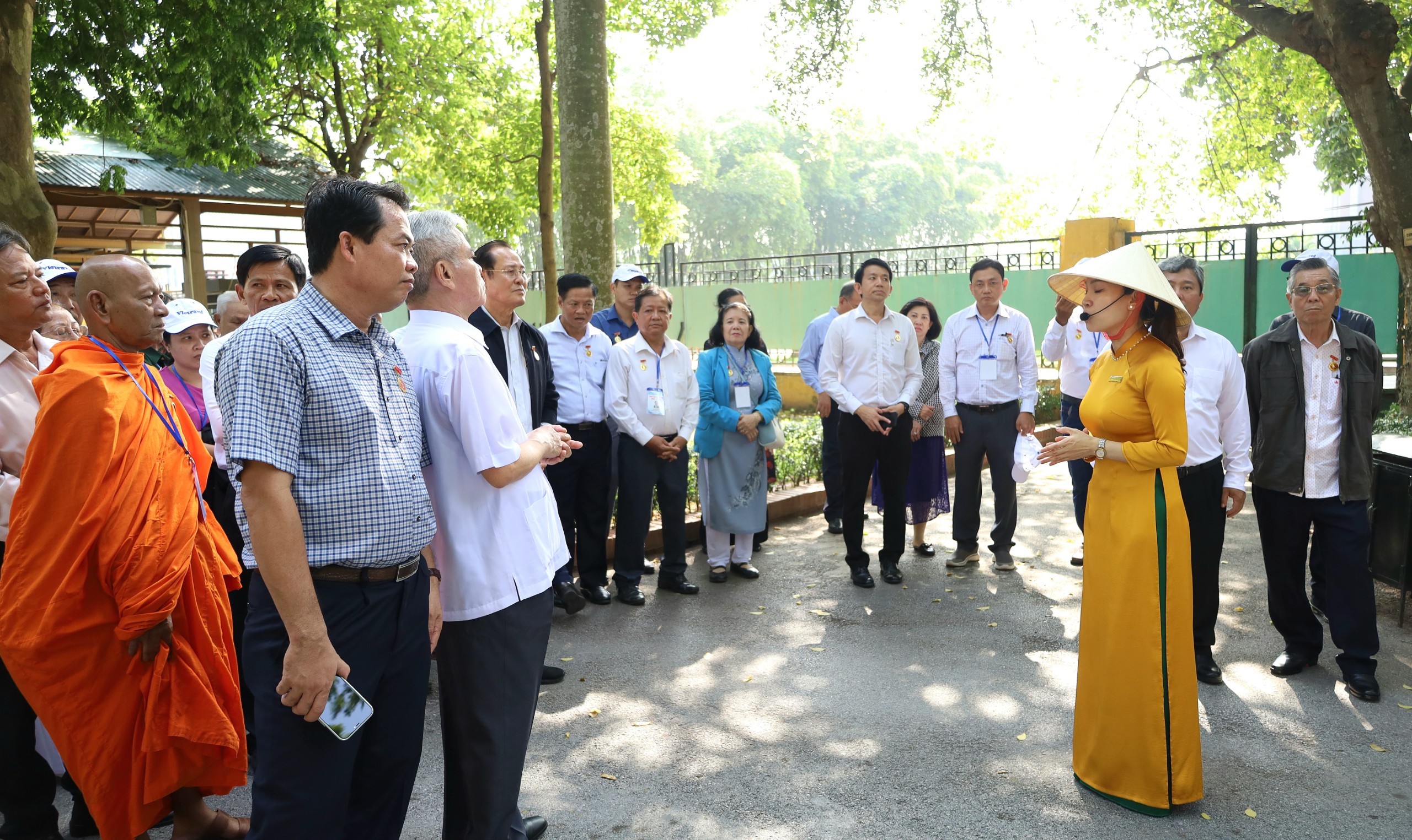 Các đại biểu tham quan Khu di tích Chủ tịch Hồ Chí Minh.
