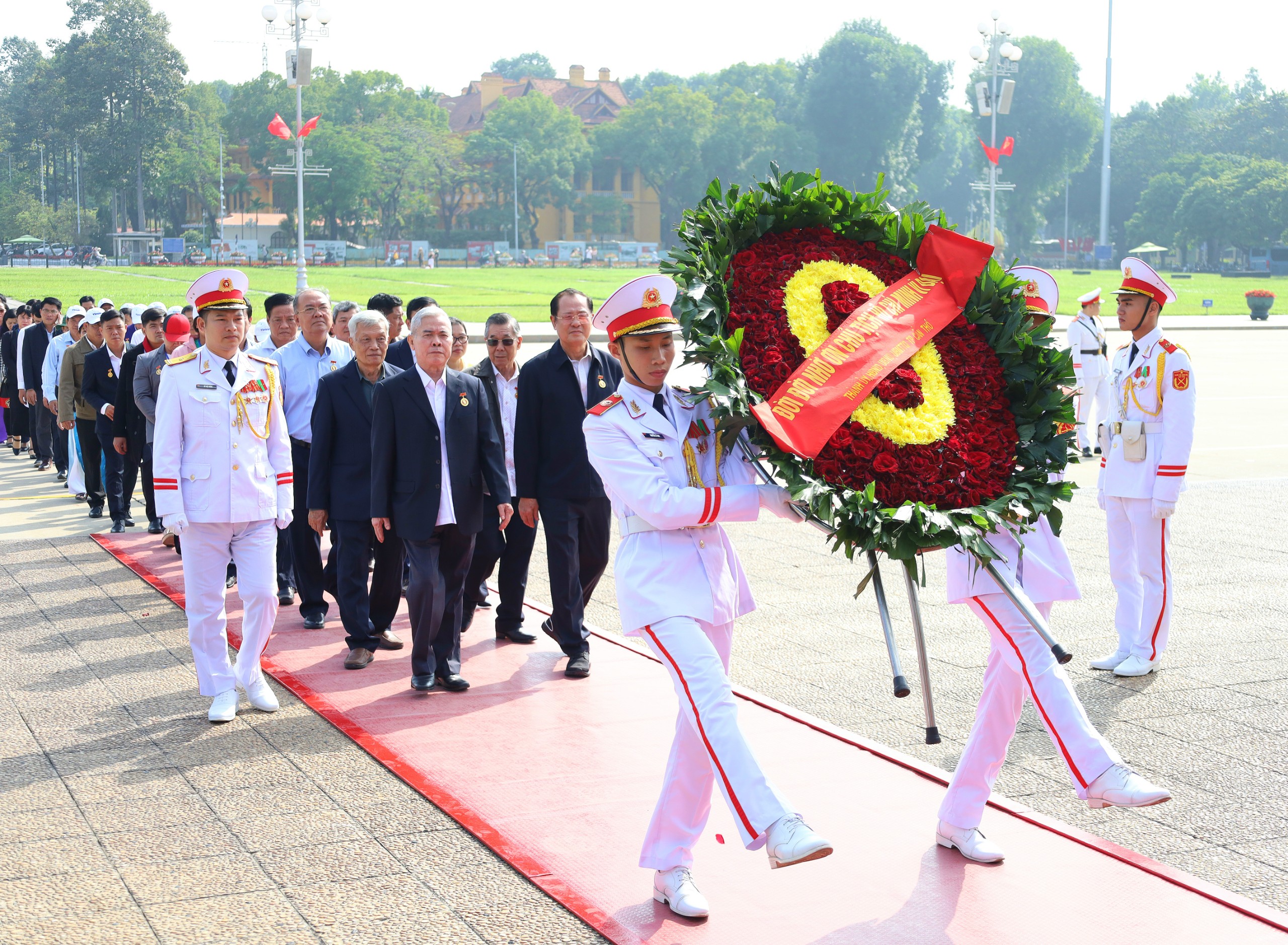 Đoàn đại biểu điển hình tiêu biểu có nhiều đóng góp trong quá trình xây dựng và phát triển TP. Cần Thơ vào Lăng viếng Chủ tịch Hồ Chí Minh.