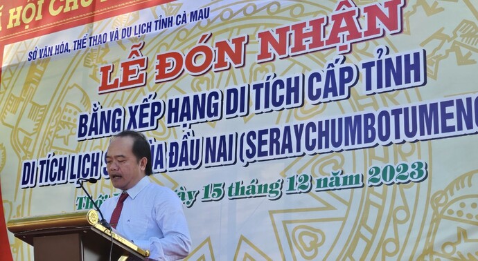 Ông Trần Minh Nhân - Phó Chủ tịch UBND huyện Thới Bình phát biểu tại buổi lễ đón nhận Bằng xếp hạng Di tích lịch sử cấp tỉnh Chùa Đầu Nai.