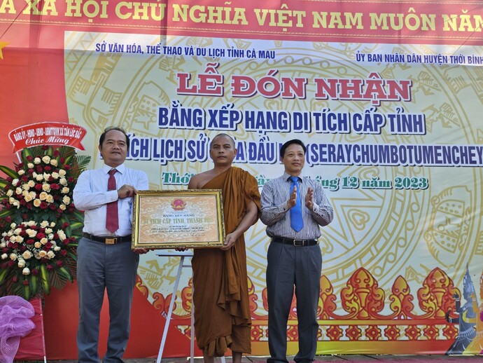 Ông Tiêu Minh Tiên - Phó Giám đốc Sở VH TT& DL tỉnh Cà Mau, trao Bằng xếp hạng Di tích lịch sử cấp tỉnh Chùa Đầu Nai; ông Trần Minh Nhân - Phó Chủ tịch UBND huyện Thới Bình và ông Danh Son trụ trì Chùa Đầu Nai đại diện đón nhận.