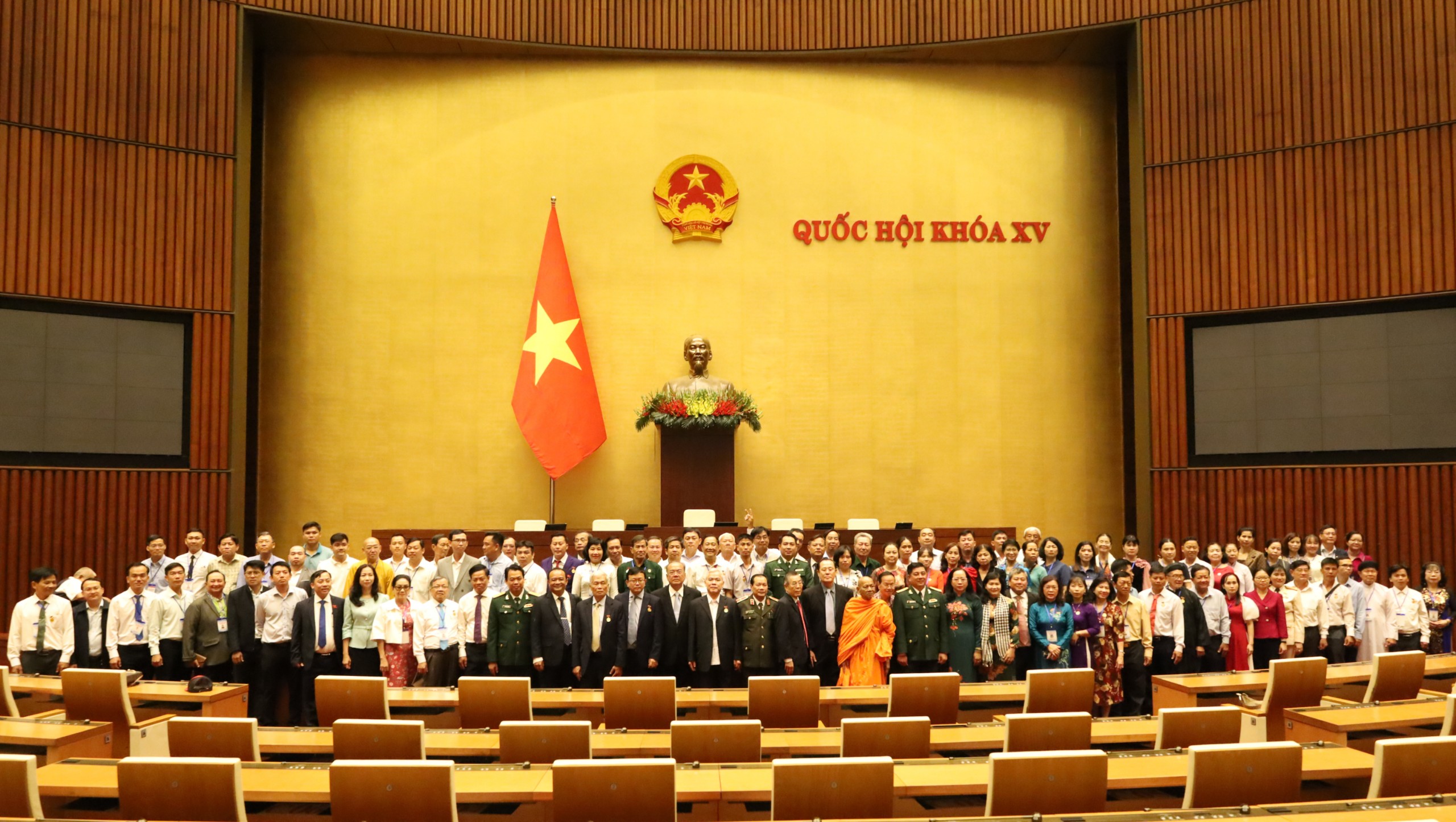 Đoàn đại biểu điển hình, tiêu biểu TP. Cần Thơ chụp hình lưu niệm tại Phòng họp Diên Hồng, Nhà Quốc Hội.