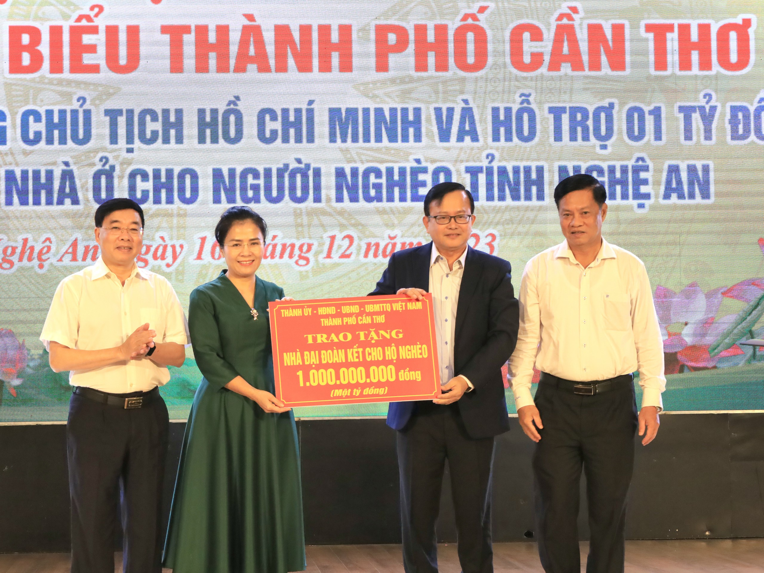 Ông Nguyễn Trung Nhân - Uỷ viên Ban Thường vụ Thành uỷ, Chủ tịch Uỷ ban MTTQ Việt Nam TP. Cần Thơ trao bảng tượng trưng số tiền 1 tỷ đồng cho bà Võ Thị Minh Sinh - Chủ tịch Uỷ ban MTTQ Việt Nam tỉnh Nghệ An.