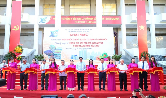 Lễ khai mạc triển lãm ảnh “Thành phố Cần Thơ - 20 năm xây dựng và phát triển”