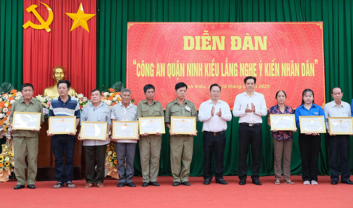 Các tập thể, cá nhân người cao tuổi có nhiều đóng góp trong phong trào TDBVANTQ được lãnh đạo quận Ninh Kiều khen thưởng.