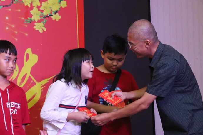Ông Lê Phương Nguyên, Trưởng cơ quan đại diện Báo Gia đình Việt Nam tại Cần Thơ trao bao lì xì cho các em.
