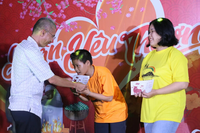 Ông Lê Phương Nguyên - Trưởng cơ quan đại diện Báo Gia đình Việt Nam tại Cần Thơ trao bao lì xì cho các em nhỏ.