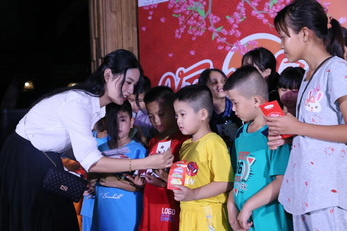 Hoa khôi Sinh viên Việt Nam Lê Thị Tường Vy trao quà cho các em có hoàn cảnh đặc biệt.