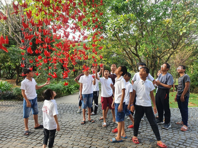 Các em vui vẻ, phấn khích khi lần đầu được vui chơi tại một nhà hàng sang trọng.