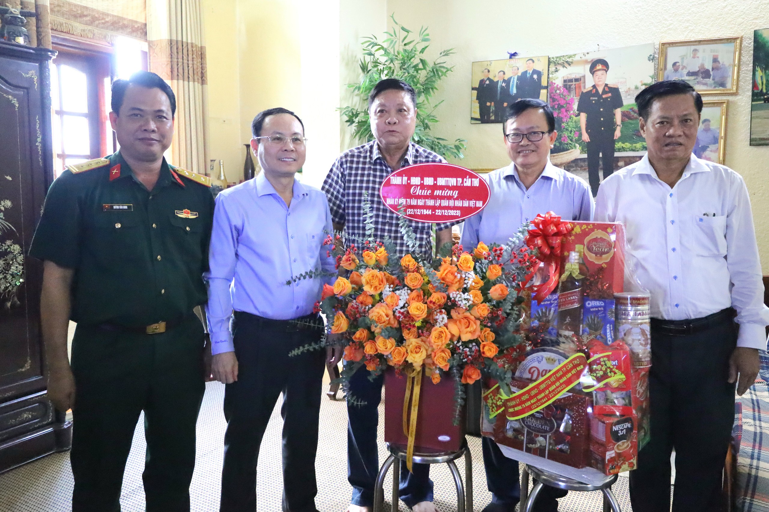 Đoàn công tác Thành ủy Cần Thơ tặng quà, chụp hình lưu niệm cùng Trung tướng Nguyễn Tiền Phong (đứng giữa) - nguyên Tư lệnh Quân khu 9.