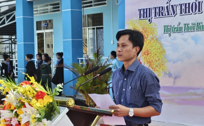 Ông Lê Bình Triệu - Phó Chủ tịch UBND thị trấn Thới Bình, huyện Thới Bình phát biểu tại buổi giao lưu.