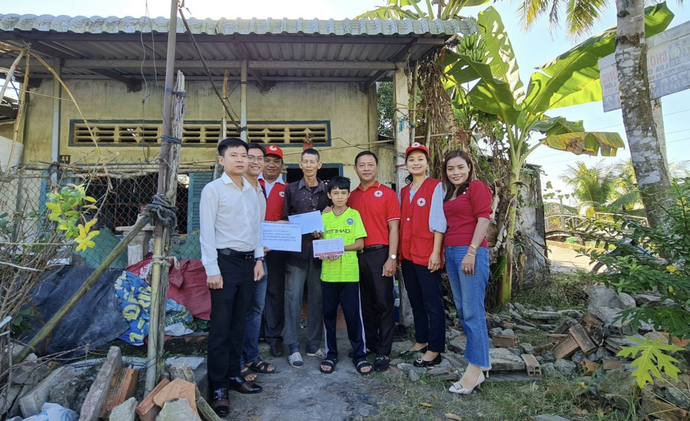 Ông Nguyễn Phương Tùng - Trưởng Ban phong trào Hội Chữ thập đỏ TPCT cùng chính quyền địa phương, các nhà hảo tâm đến trao tiền mặt hỗ trợ gia đình ông Hoàng cải thiện cuộc sống