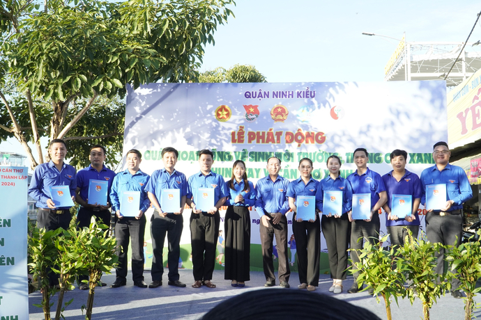 Ban Thường vụ Quận đoàn Ninh Kiều trao Quyết định và ra mắt '11 Đội hình thanh niên tình nguyện bảo vệ môi trường thích ứng với biến đổi khí hậu” thuộc quận Ninh Kiều.