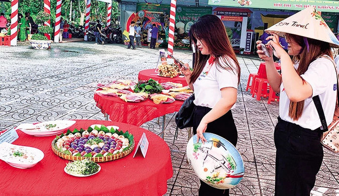 Phong Ðiền là địa phương có nhiều món ngon độc đáo, trong ảnh bánh canh vịt xiêm và bánh ít trần nhưn vịt xiêm của cô Lâm Thị Khuya thu hút nhiều du khách.