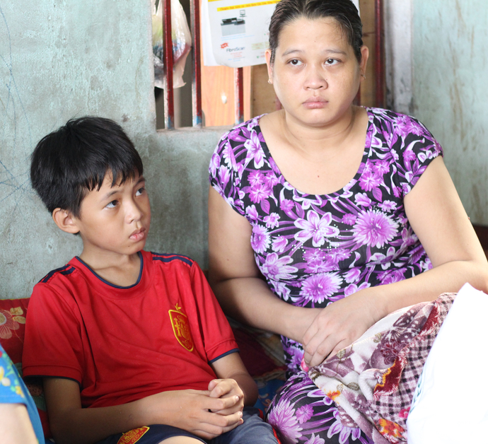 Chị Lê Thị Cẩm Hường (37 tuổi, con gái ông Hoàng) chịu cú sốc mất chồng đột ngột rồi mắc chứng tâm thần phân liệt và bé Lê Bảo Nhi (12 tuổi) đang học lớp 6 tại Trường THCS & THPT Thới Thạnh.