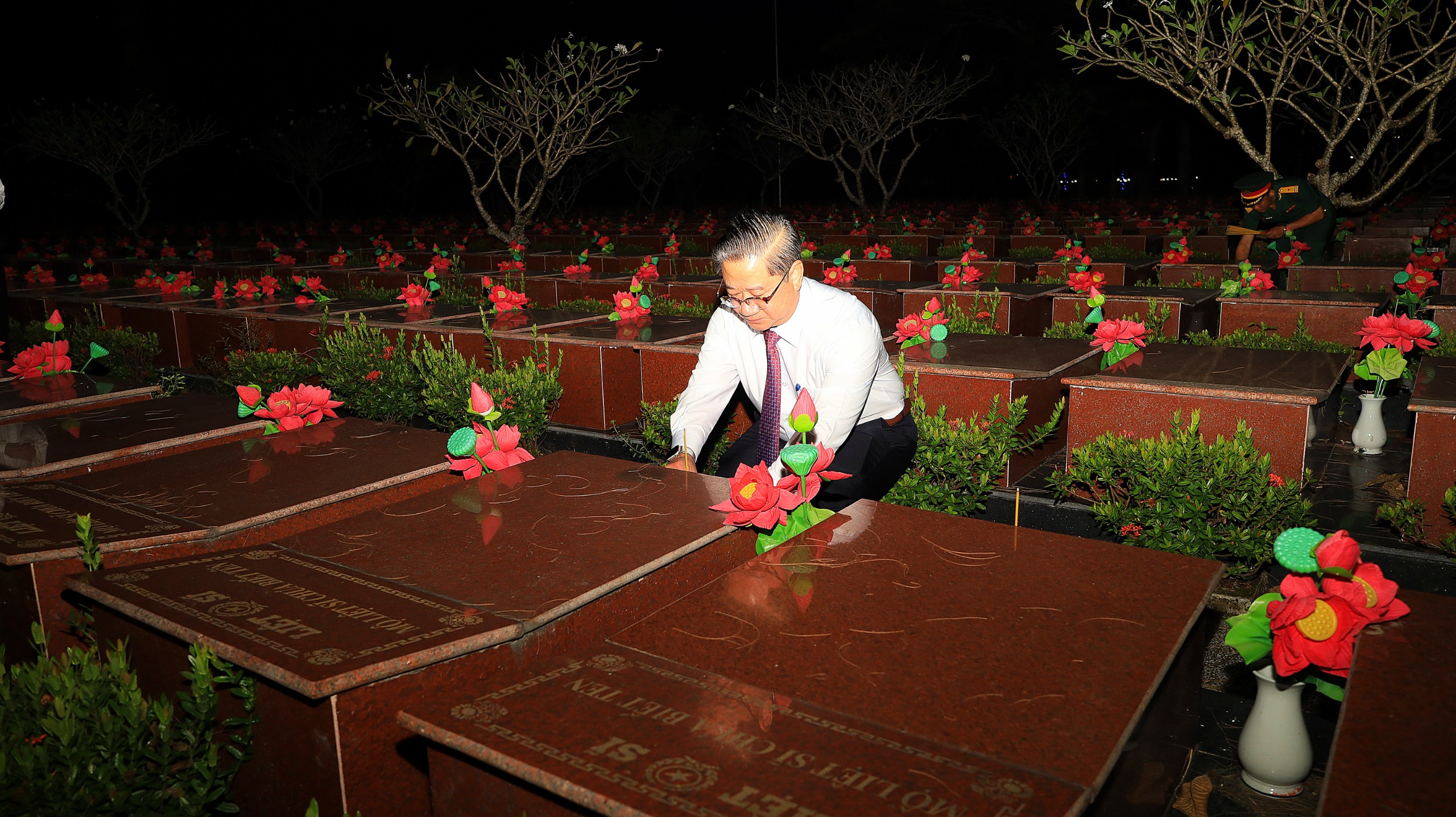 Ông Trần Việt Trường - Phó Bí thư Thành ủy, Chủ tịch UBND TP. Cần Thơ thắp hương các phần mộ liệt sĩ.