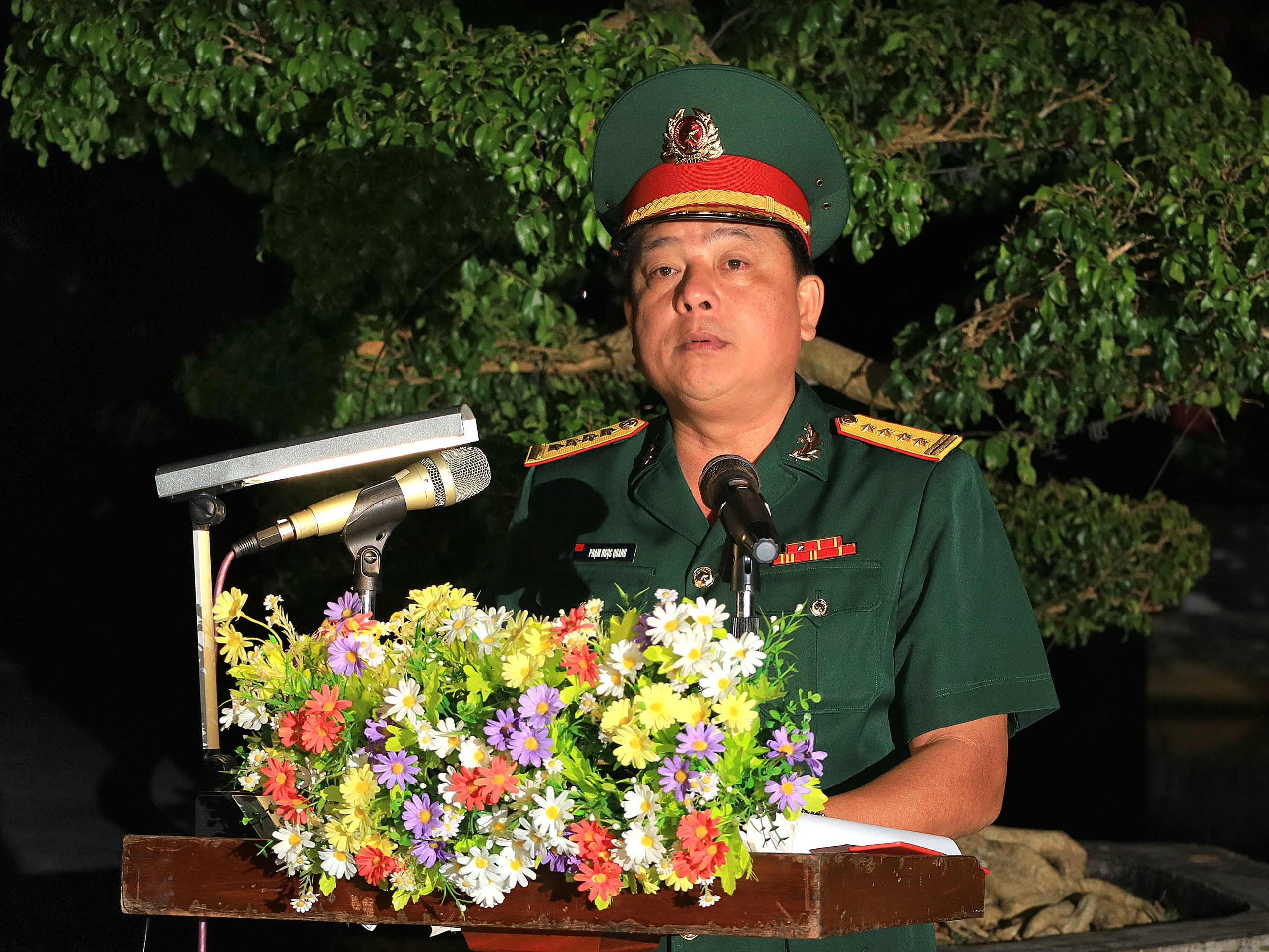 Đại tá Phạm Ngọc Quang – Chính ủy Bộ Chỉ huy Quân sự TP. Cần Thơ đọc điếu văn tại lễ viếng.