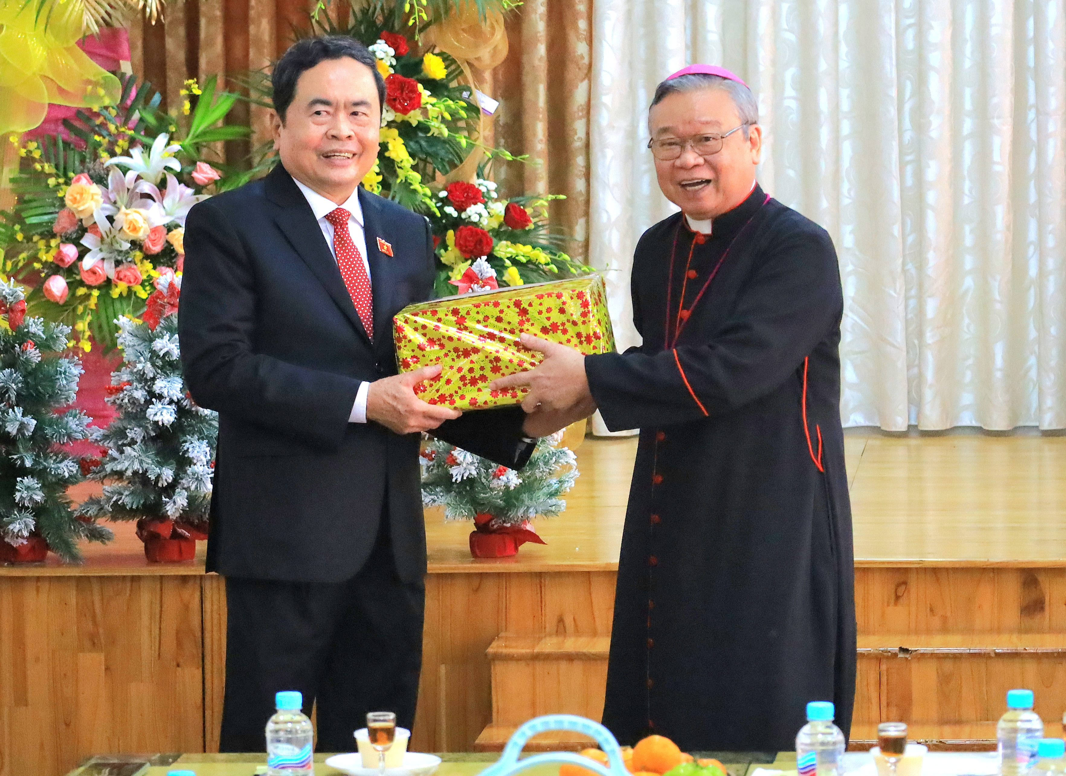 Giám mục chính tòa Giáo phận Cần Thơ Tri Bửu Thiên tặng quà cho Phó Chủ tịch Thường trực Quốc hội Trần Thanh Mẫn.